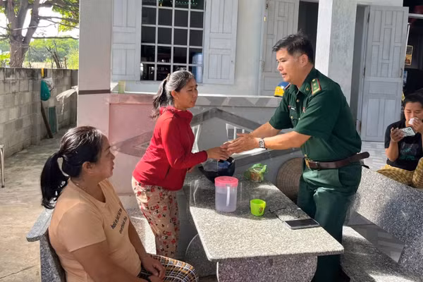 Bộ đội Biên phòng đến nhà thuyền viên thăm hỏi. (Ảnh: CTV)
