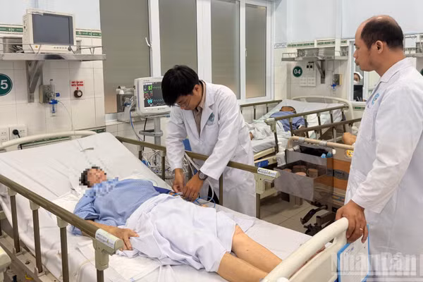 Các bác sĩ khám cho bệnh nhân. (Ảnh: THANH HẢI)
