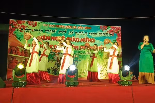 Các tiết mục văn nghệ tổ chức tại thôn Phan Hòa. (Ảnh: QUANG VINH)
