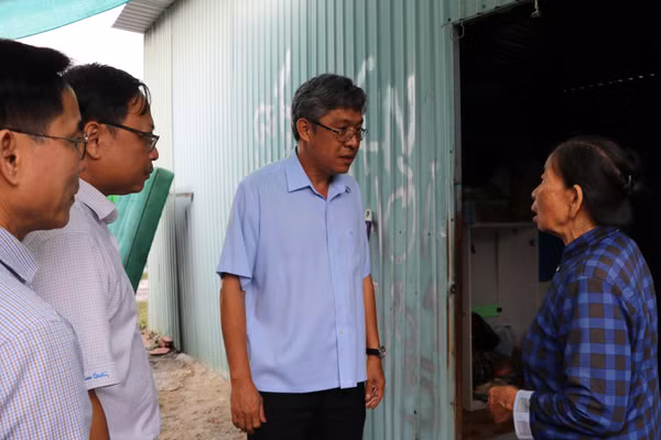 Lãnh đạo tỉnh thăm hỏi người dân tại phường Bình Thuận. (Ảnh: THANH HẢI)