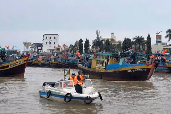 Lực lượng tăng cường kiểm tra trên cảng cá Phan Thiết. (ẢNH: THANH HẢI)