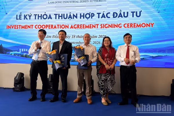 Tỉnh trao chứng nhận đầu tư cho doanh nghiệp. (Ảnh: THANH HẢI)