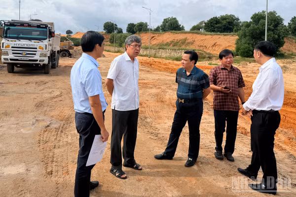 Tổ công tác của tỉnh Lâm Đồng đi thực địa dự án đường ĐT.719B để đôn đốc nhà thầu. (Ảnh: THANH HẢI)