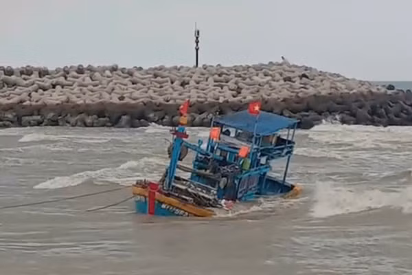Tàu cá chìm cửa biển Cảng La Gi. Ảnh: CTV.
