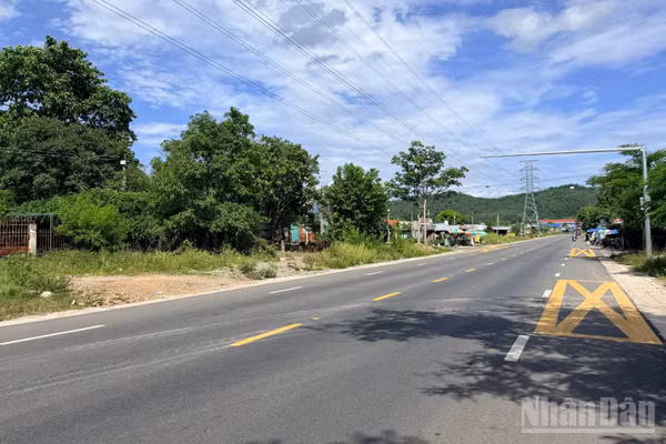 Quốc lộ 28B đoạn qua địa bàn xã Phan Sơn. (Ảnh: THANH HẢI)