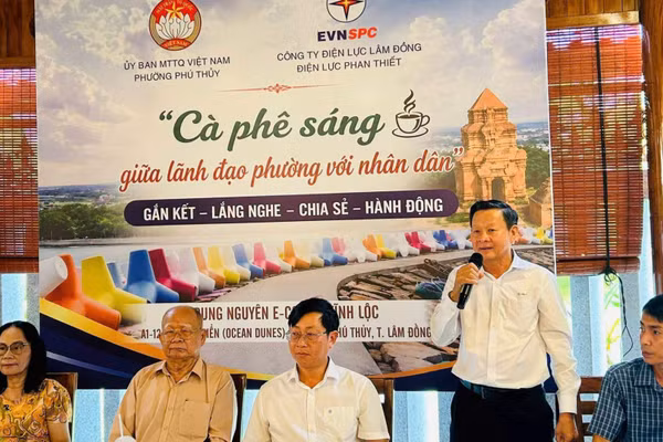 Lãnh đạo ngành điện trả lời người dân. (Ảnh: Hoàng Gia)