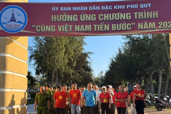 Người dân trên đảo Phú Quý tham gia chương trình. (Ảnh: Bích Dung)