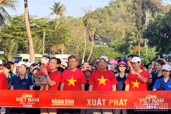 Nhiều người tại địa điểm Công viên Bãi đá Ông Địa háo hức chờ lệnh xuất phát đi bộ cùng với các tỉnh, thành phố trên khắp cả nước. (Ảnh: Thanh Hải)