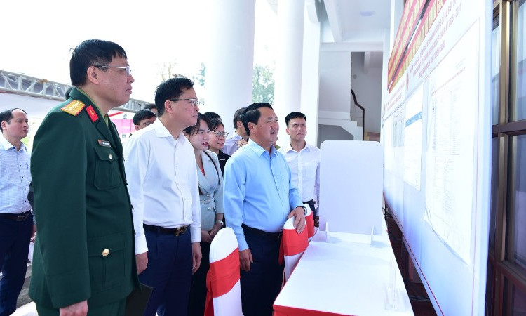 Bí thư Tỉnh ủy Tuyên Quang kiểm tra công tác chuẩn bị bầu cử tại Khu vực bầu cử số 8, phường Bình Thuận.