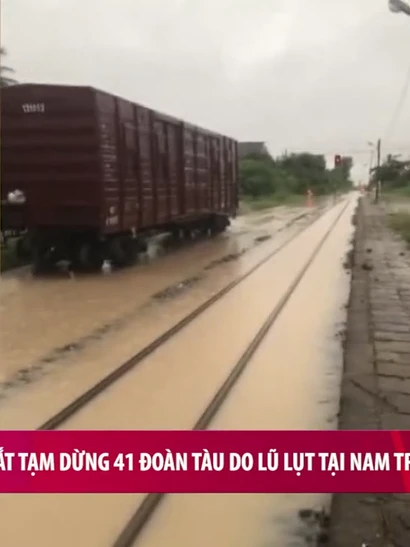 [Video] Đường sắt tạm dừng 41 đoàn tàu do lũ lụt tại Nam Trung Bộ