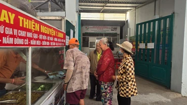 Người có hoàn cảnh khó khăn nhận phần cơm tại quán.