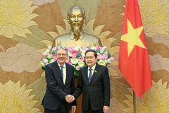 Chủ tịch Quốc hội Trần Thanh Mẫn và Phó Chủ tịch SPD Achim Post. (Ảnh: DUY LINH)