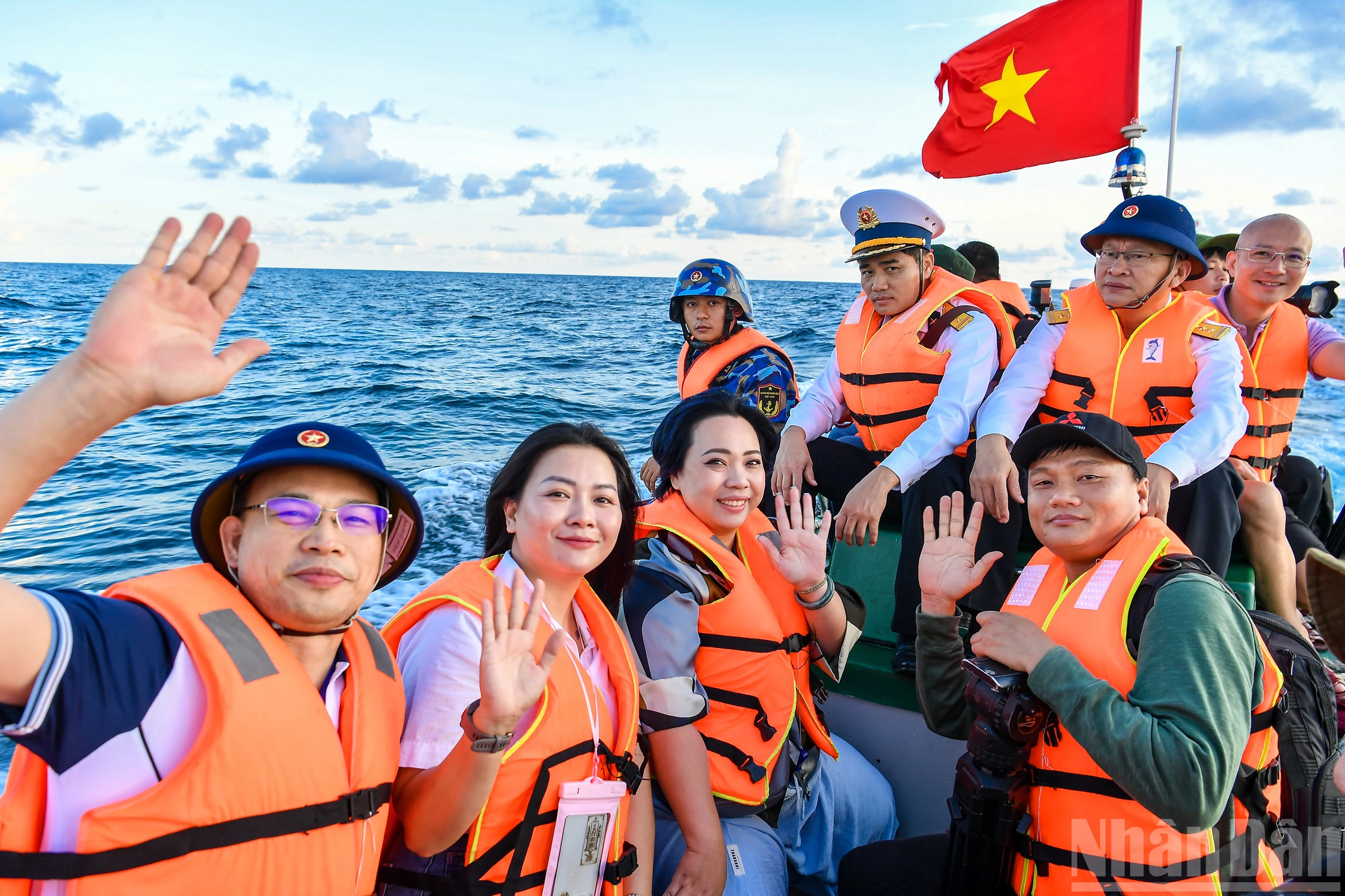 Hành trình 100 nhà báo đến với Trường Sa