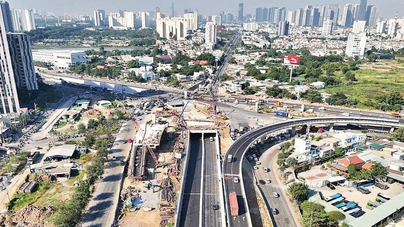 Nhánh hầm chui HC1-02 thuộc nút giao An Phú, một trong những dự án trọng điểm tại cửa ngõ phía đông thành phố, thông xe ngày 2/2/2026. (Ảnh THẾ ANH)