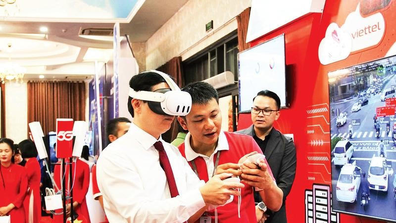 Lãnh đạo Ủy ban Mặt trận Tổ quốc tỉnh trải nghiệm công nghệ thực tế ảo. (Ảnh HOÀNG VƯƠNG)