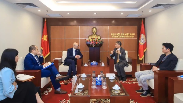 Hội Luật gia Việt Nam làm việc với Tổng Thư ký Tòa Trọng tài thường trực. (Ảnh: Hội Luật gia Việt Nam)