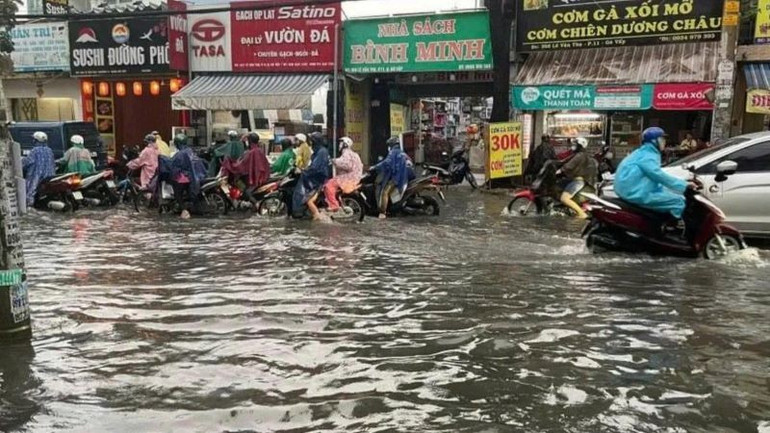 Thành phố Hồ Chí Minh đang phải đối mặt với hiện tượng triều cường, mỗi khi mưa đến là các con phố ngập trong nước. (Ảnh: PV) hcmtieucuong.jpg