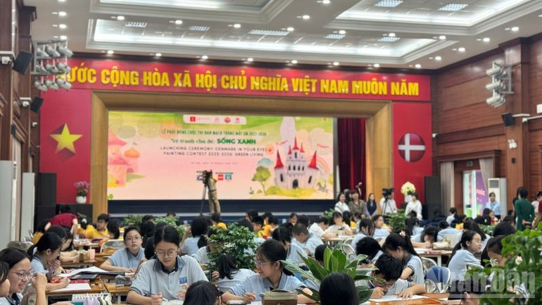 Đông đảo các em học sinh tham gia hưởng ứng cuộc thi ngay sau lễ phát động. ndo_br_vetranh5.jpg