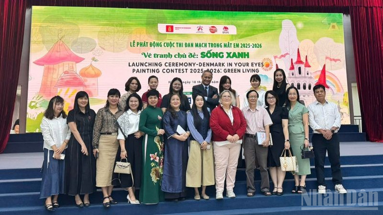 Đại biểu, thành viên Ban tổ chức tại lễ phát động. ndo_br_vetranh2.jpg