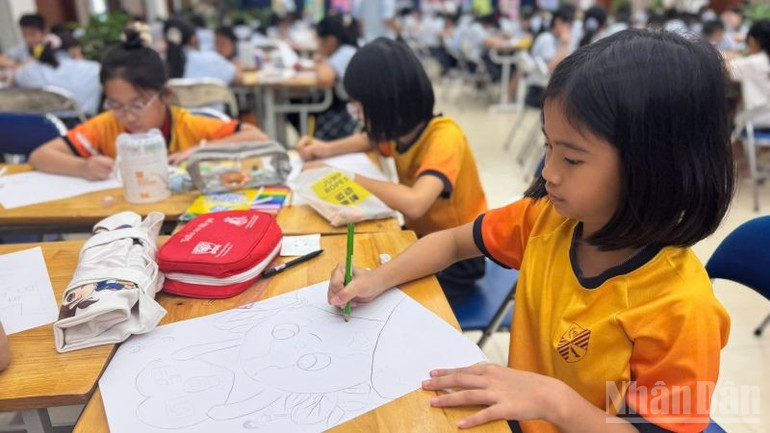 Các em học sinh có 1 tiếng đồng hồ để hoàn thiện bức tranh. ndo_br_vetranh1.jpg