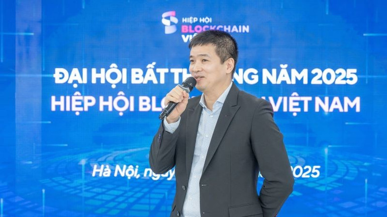Ông Phan Đức Trung, Chủ tịch Hiệp hội nhấn mạnh Hiệp hội sẽ luôn là cầu nối giữa cơ quan quản lý Nhà nước-doanh nghiệp-cộng đồng, góp phần thúc đẩy và bảo vệ chủ quyền công nghệ quốc gia. (Ảnh: PV) vba3.jpg