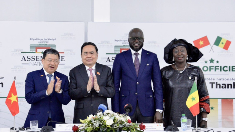 Chủ tịch Quốc hội Trần Thanh Mẫn và Chủ tịch Quốc hội Senegal El Malick Ndiaye đã chứng kiến lễ công bố thành lập Nhóm Nghị sĩ hữu nghị Việt Nam-Senegal và Nhóm Nghị sĩ hữu nghị Senegal-Việt Nam. ctqh8.jpg