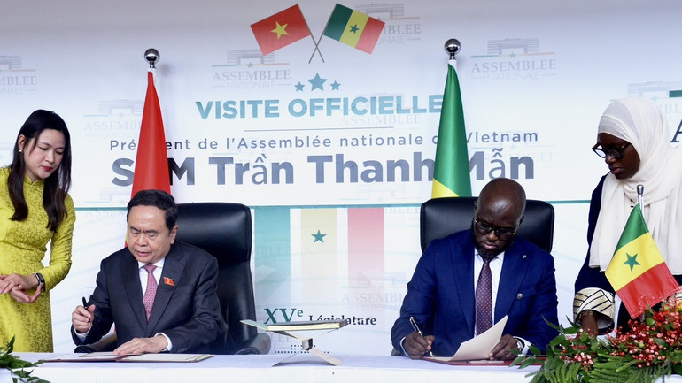 Sáng nay, tại Thủ đô Dakar, Cộng hòa Senegal, Chủ tịch Quốc hội Trần Thanh Mẫn và Chủ tịch Quốc hội Senegal El Malick Ndiaye đã ký Thỏa thuận hợp tác giữa Quốc hội hai nước. ctqh7.jpg