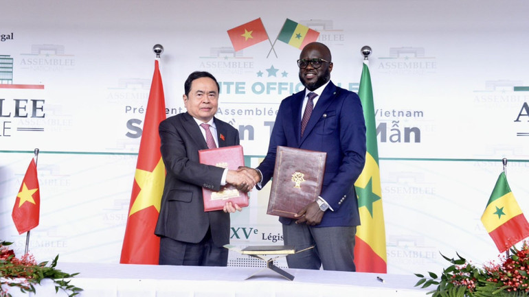 Chủ tịch Quốc hội Trần Thanh Mẫn và Chủ tịch Quốc hội Senegal El Malick Ndiaye trao bản ký kết hợp tác giữa hai Quốc hội Việt Nam và Senegal. ctqh5.jpg