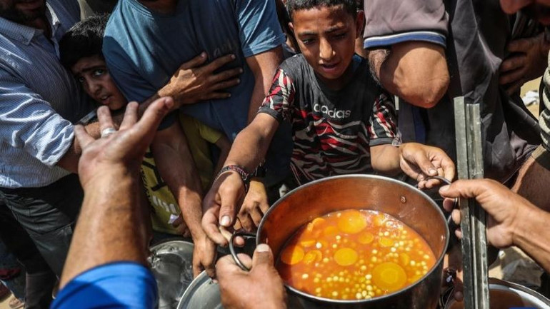 Người dân Palestine nhận thực phẩm miễn phí tại một trung tâm phân phối thực phẩm ở Thành phố Gaza vào ngày 3/6/2025. (Ảnh:THX) nhanlt.jpg