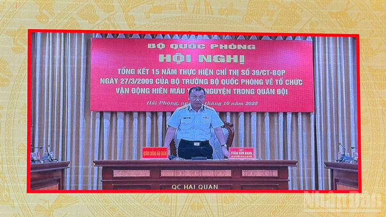 Đại diện Quân chủng Hải quân tham luận góp ý cho hội nghị. ndo_br_cqy-hmtn3.jpg