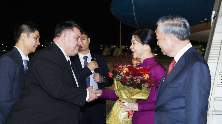 Lễ đón Tổng Bí thư và Phu nhân tại sân bay quốc tế Sofia. (Ảnh: THỐNG NHẤT/TTXVN) tbtpn3.jpg