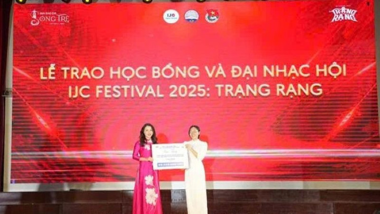 Lễ trao học bổng cho sinh viên vượt khó. (Ảnh: BAN TỔ CHỨC) anh4.jpg