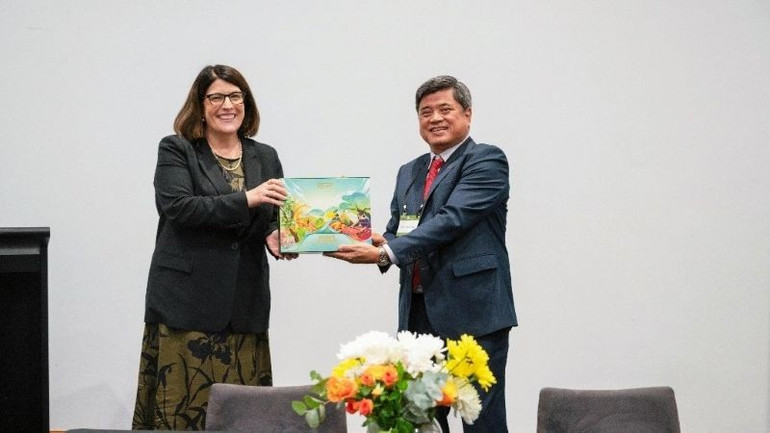 Thứ trưởng Nông nghiệp và Môi trường, Tiến sĩ Trần Thanh Nam và ACIAR CEO, Giáo sư Wendy Umberger đại diện lãnh đạo hai bên. (Ảnh: ĐẠI SỨ QUÁN AUSTRALIA TẠI VIỆT NAM) ucvn3.jpg