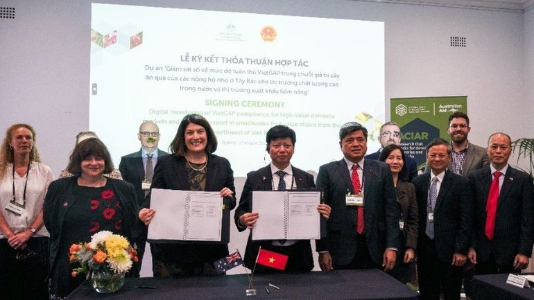 Giáo sư Wendy Umberger, ACIAR CEO và Tiến sĩ Phạm Ngọc Mậu, Vụ phó Vụ Hợp tác quốc tế, Bộ Nông nghiệp và Môi trường ký thỏa thuận song phương về dự án mới hỗ trợ nông dân trồng trái cây ở tây bắc Việt Nam số hóa trong sản xuất để tiếp cận thị trường tốt hơn. ucvn2.jpg