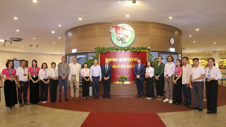 Đoàn chuyên gia Pháp và cán bộ, nhân viên Bảo tàng Chiến thắng Điện Biên Phủ. (Ảnh: Đại sứ quán Pháp) doanchuyengiap1.jpg