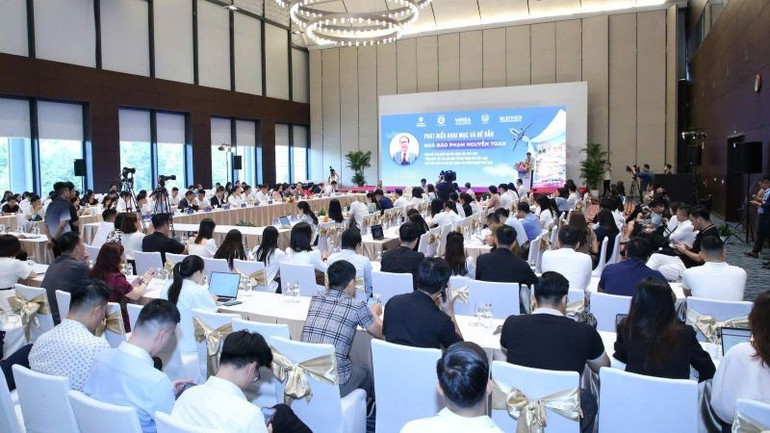 Hội thảo "Đô thị biển liền kề sân bay quốc tế - Tâm mạch mới của nhà đầu tư Hà Nội". hoithaodothi2.jpg
