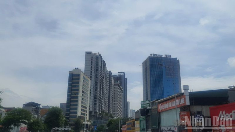 Cần chủ động điều chỉnh chiến lược và chính sách nhằm bảo đảm sự phát triển bền vững và cân bằng của thị trường trong dài hạn. (Ảnh: HNV). ndo_br_nha-o-tysuatsinh.jpg