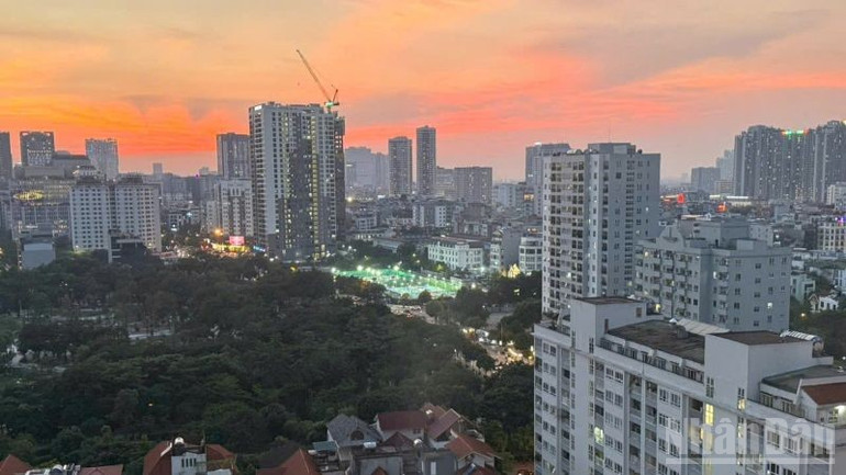 Kinh nghiệm quốc tế cho thấy mức sinh thấp kéo dài cộng giá nhà cao đã dẫn đến thiếu hụt lao động trẻ, gánh nặng an sinh xã hội tăng mạnh. (Ảnh: HNV). ndo_br_nha-o-tysuatsinh2.jpg