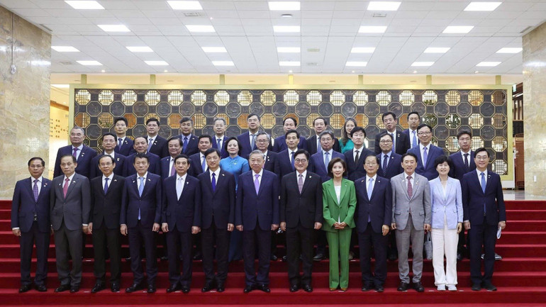 Đoàn công tác chụp ảnh lưu niệm. (Ảnh: THỐNG NHẤT/TTXVN) tbthoikien3.jpg