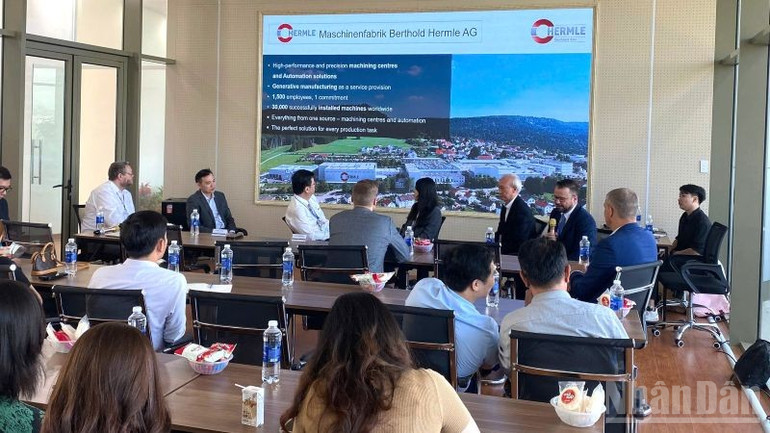 Đại biểu, chuyên gia Việt Nam và Đức trao đổi tại phiên thảo luận trong khuôn khổ diễn đàn. (Ảnh: HNV) ndo_br_viet-duc2.jpg