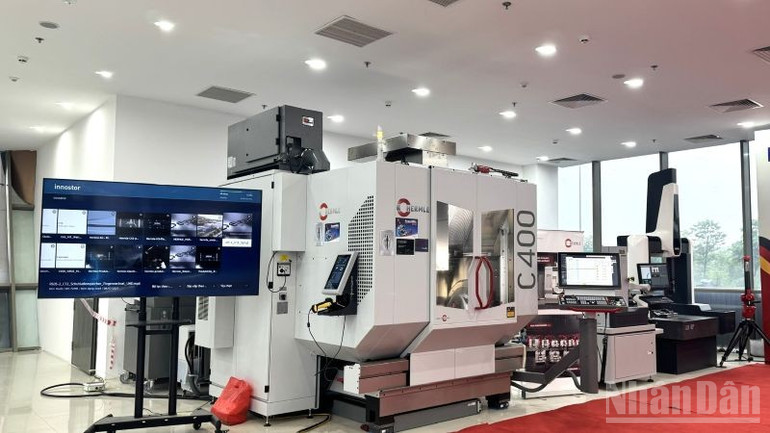 Hệ thống máy hiện đại, dây chuyền kết nối gọn và ứng dụng AI. (Ảnh: HNV) ndo_br_mm2.jpg