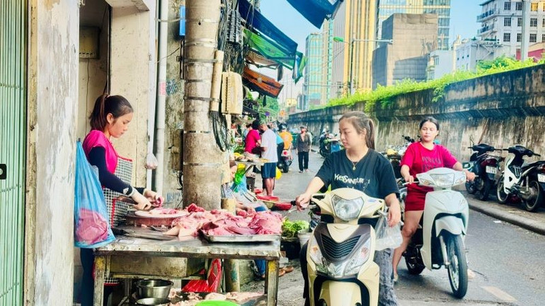 Bán lẻ đường phố (chọ truyền thống) tại Việt Nam. (Ảnh: HNV) banlevn3.jpg