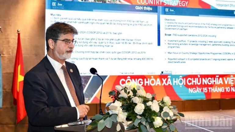 Ông Paolo Silveri, Trưởng đoàn Đánh giá của Quỹ Phát triển Nông nghiệp quốc tế báo cáo tại sự kiện. ndo_br_ifad3.jpg