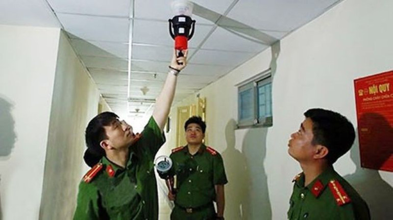 Thường xuyên kiểm tra các thiết bị phòng cháy, chữa cháy trong các khu nhà ở để bảo đảm an toàn cháy nổ trong dân cư. (Ảnh: PV) pcccchungcu.jpg