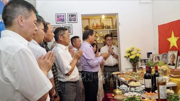 Trang nghiêm trước bàn thờ 7 liệt sĩ tại gia đình ông Nguyễn Huy Thắng. (Ảnh: PHƯƠNG HOA/PV TTXVN TẠI ĐỨC) duc2.jpg
