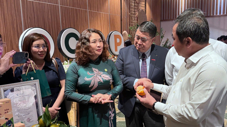 ប្រតិភូនៅស្តង់ផលិតផល OCOP ក្នុងសន្និសីទ។ ocop1.jpg