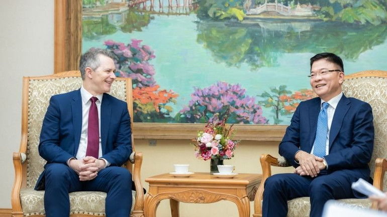 অস্ট্রেলিয়ার শিক্ষামন্ত্রী জেসন ক্লেয়ার ভিয়েতনামের উপ-প্রধানমন্ত্রী লে থান লং-এর সাথে দেখা করেছেন। 4.jpg