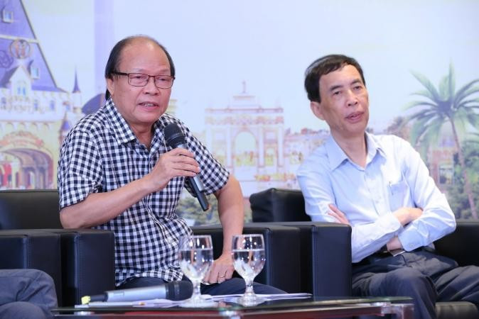 Tiến sĩ, Kiến trúc sư Trương Văn Quảng, Phó Tổng Thư ký Hội Quy hoạch phát triển đô thị Việt Nam (áo kẻ) chia sẻ tại sự kiện. (Ảnh: TÙNG DƯƠNG) hp4.jpg