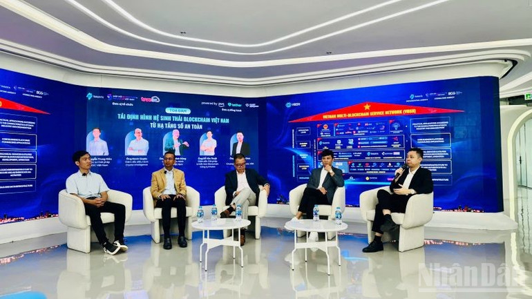 (Soldan sağa) Tartışmaya Sayın Nguyen Trung Kien (True IDC Vietnam), Sayın Navin Gupta (Crystal Intelligence), Sayın Nguyen Dinh Hung (True IDC Vietnam), Sayın Do Van Thuat (1Matrix) ve Sayın Tran Huyen Dinh (Vietnam Blockchain ve Dijital Varlık Derneği) katıldı. ndo_br_htdinhhinhb2.jpg