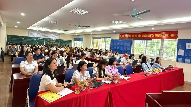 Các cán bộ quản lý, giáo viên các trường trung học cơ sở tham dự buổi tập huấn. (Ảnh: PV) taphuan2.jpg